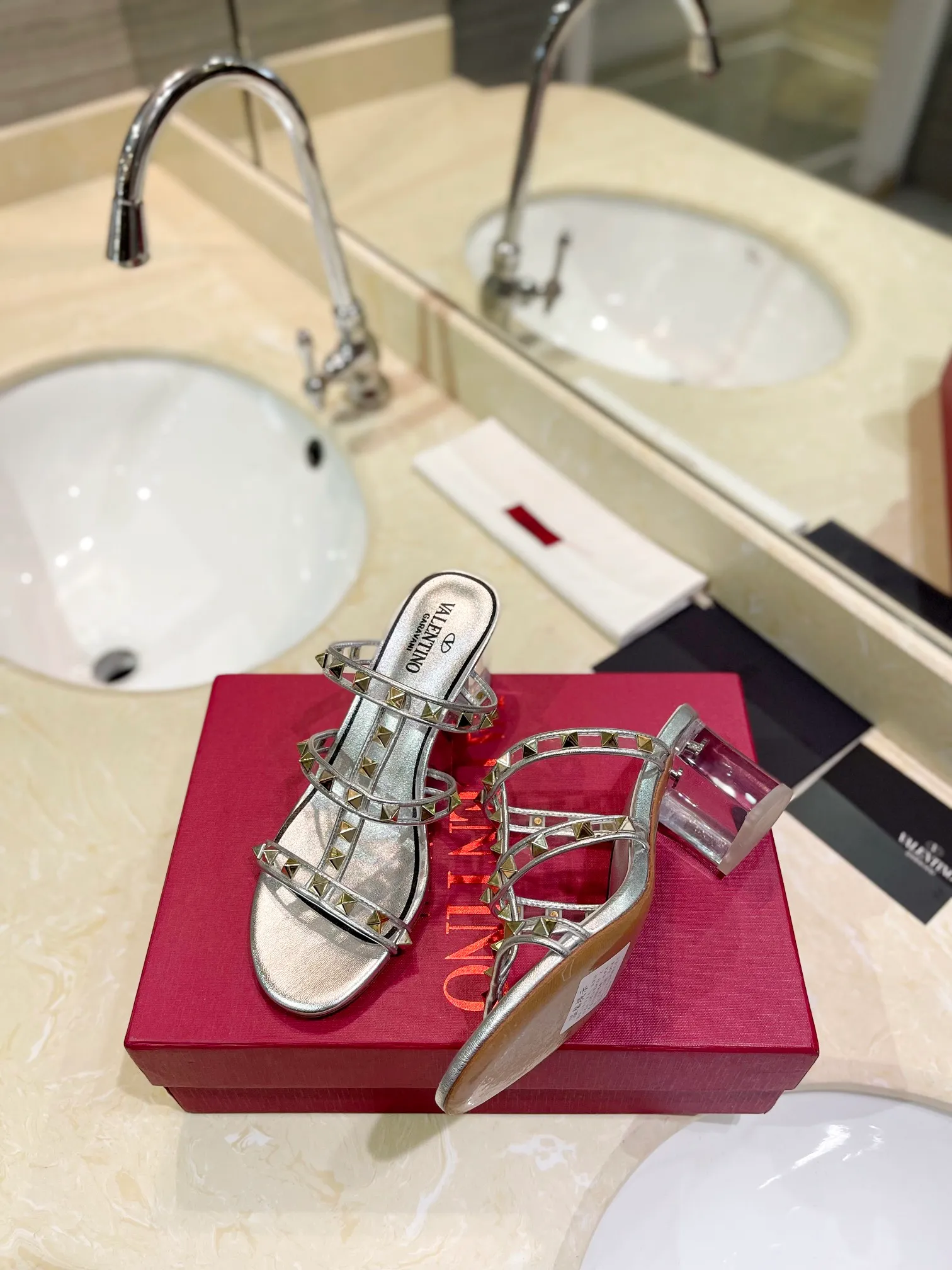 👟👟Ex-factory price 500👟👟 𝑉𝐴𝐿𝐸𝑁𝑇𝐼𝑁𝑂 Valentino ♡ͥ | ²º²⁴💫Purchasing agent level🔍Same color The classic king-shaped slippers with crystal heels are also so beautiful The particularly high-quality hardware brings out a full sense of high-end. After putting it on your feet, you will be stunned and look super slim! The new season lives up to expectations! Worth buying ★Imported cowhide is absolutely high-grade ❥Original method is absolutely sensual ❥Elegant style creates a different feeling🙈 Simple temperament style!  ♡ show bdetails ———————————— ⊿▸: Size｜35-40 (customized at 40.41.42) ⊿▸: Material｜Imported sheepskin + Pvc ⊿▸: Material | Padded sheepskin ⊿▸: Material | Italian🇮🇹 genuine leather outsole ⊿▸: Heel height｜6cm